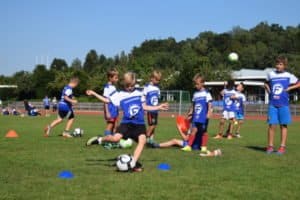 Junge schießt mit einem Fußball