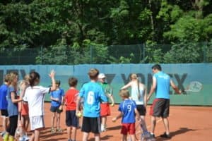 Kinder beim Tennistraining