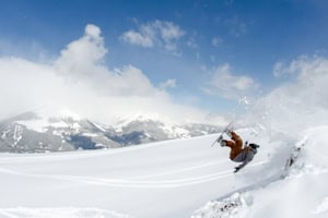 Snowboarder macht Stunt in der Tauplitz