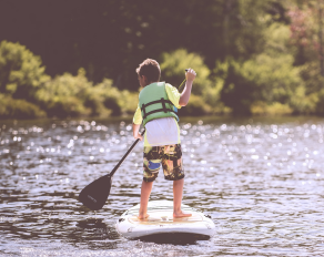 Junge bei SUP im Feriencamp