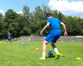 Junge beim Fußballspielen im E-Sport Fußballcamp