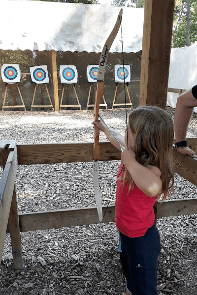 Volle Konzentration beim Bogenschießen in den Adventure Camps