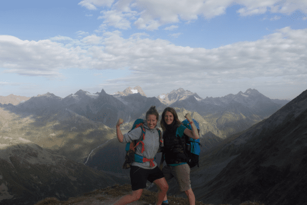 Frauen stehen vor Bergpanorama