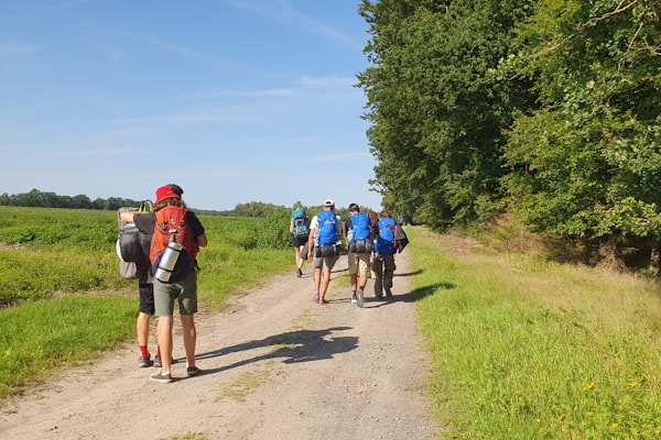 Jugendliche beim Wandern