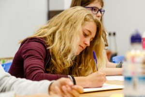 Mädchen konzentriert sich beim lernen