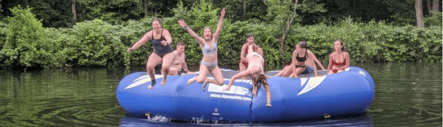 Kinder auf einem schlauchboot