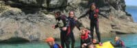 Kinder im Wasser in einer Bucht in Cornwall
