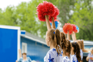 Kinder beim Cheerleading