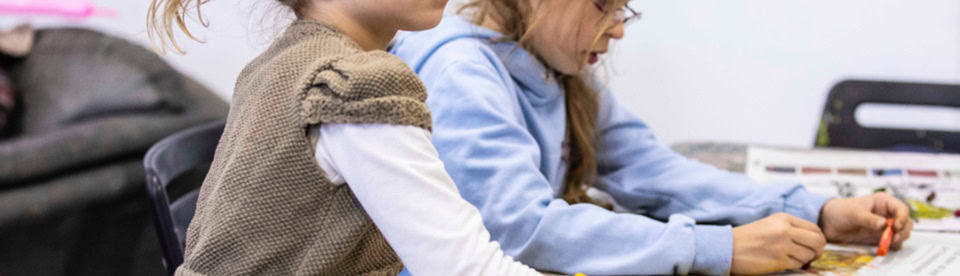 Kinder lernen zeichnen im Manga Tagescamp