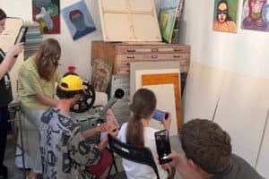 Kinder entwickeln ein Stilleben im Tagescamp Streetart