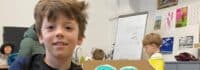 Kind präsentiert eigenes Kunstwerk im Tagescamp