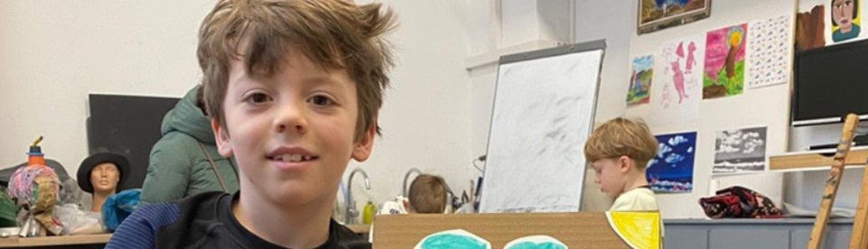 Kind präsentiert eigenes Kunstwerk im Tagescamp