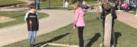 Kinder spielen Minigolf