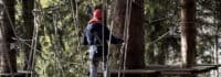 Ein Junge klettert im Hochseilgarten