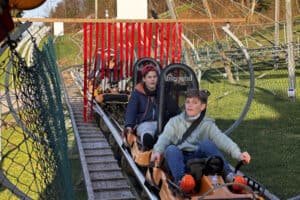 Kinder nutzen die Sommer Rodelbahn