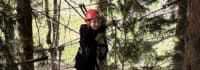 Junge im Kletterwald