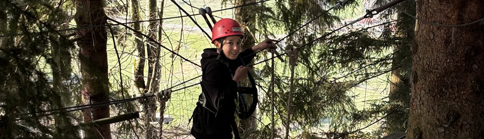 Junge im Kletterwald