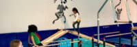 Kind bei Parkour-Übung