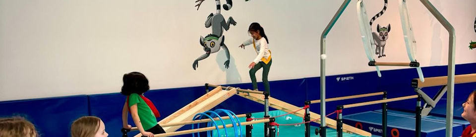Kind bei Parkour-Übung