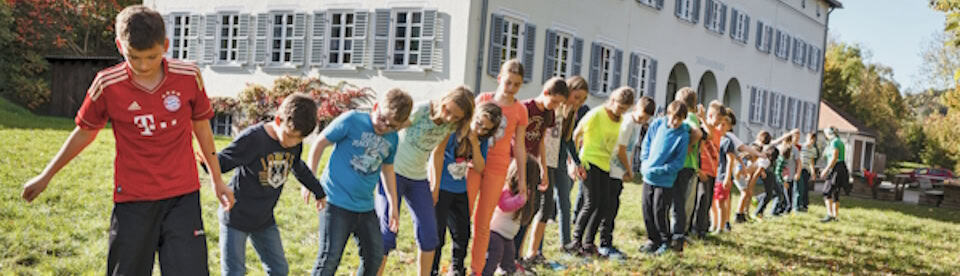 Kinder auf der Spielwiese in der Jugendherberge Eichstätt