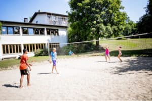 Jugendliche spielen Beach-Volleyball