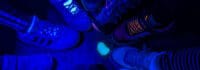 Kinderschuhe im Schwarzlicht