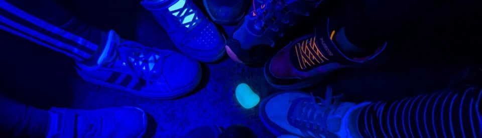 Kinderschuhe im Schwarzlicht