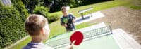 Kinder spielen Tischtennis