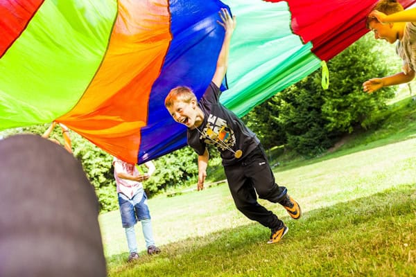 Junge hat Spaß im Multisportcamp