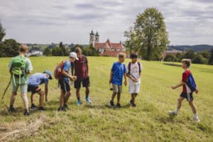 Kinder auf der Wiese beim Multisportcamp