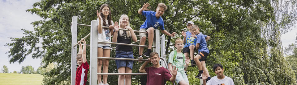Kinder auf dem Klettergerüst
