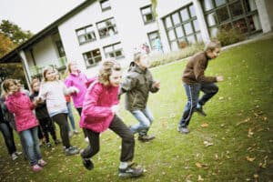 Kinder laufen auf Außengelände der Jugendherberge
