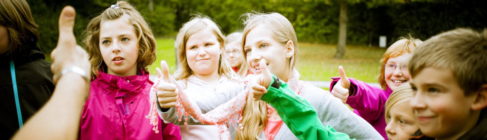 Kinder zeigen den Daumen hoch