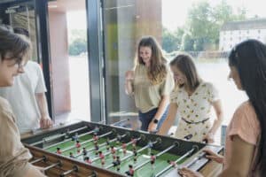 Jugendliche spielen Kicker in der Jugendherberge im Erlebniscamp Schweinfurt
