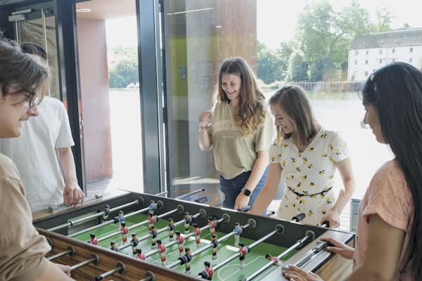 Jugendliche spielen Kicker in der Jugendherberge Schweinfurt