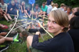 Feuer entfachen im Survivalcamp am Ostseefjord