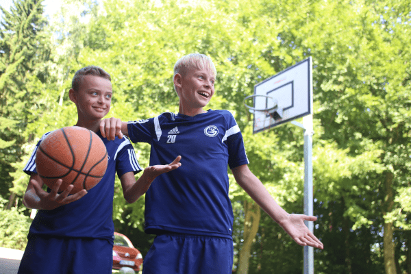 Kinder im sportlichen Feriencamp Flensburg