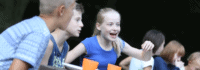 Kinder und Jugendliche beim Mittagessen