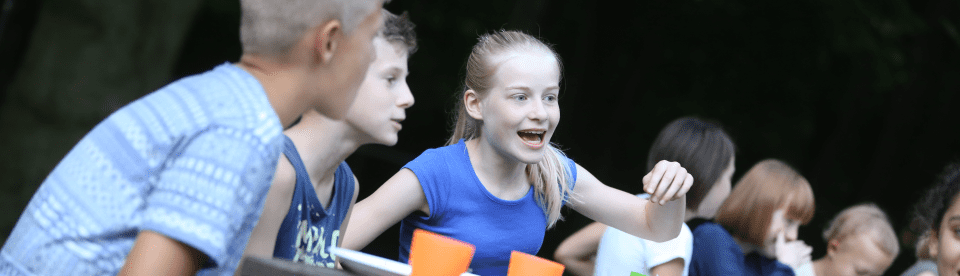 Kinder und Jugendliche beim Mittagessen