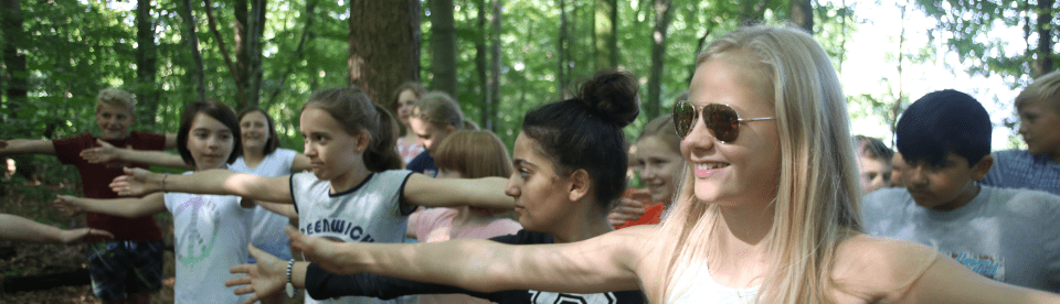 Teilnehmer beim Yoga im Feriencamp