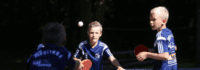 Kinder beim Tischtennisspielen