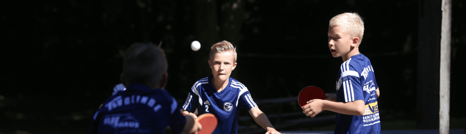 Kinder beim Tischtennisspielen