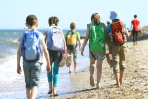 Kinder schlendern am Strand an der Ostsee