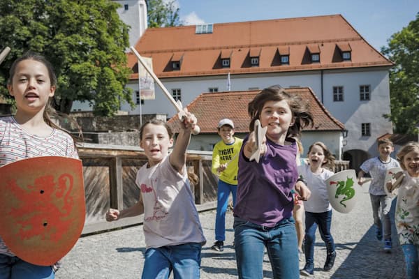 Kinder auf dem Burggelände