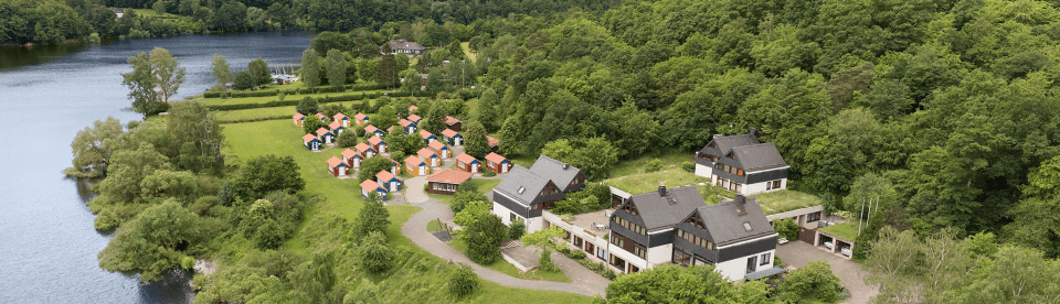 Ein Feriendorf am Wasser