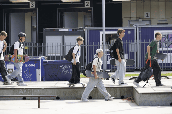 Kinder mit Skateboard