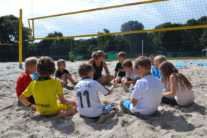 Kinder beim Volleyball im Beachcamp für Kids