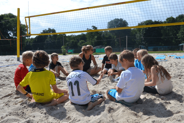 Kinder beim Volleyball