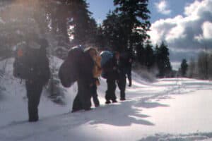 Jugendliche wandern im Schnee