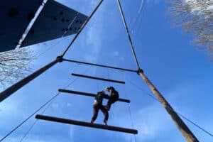 Kinder am Klettern in der Herbstfreizeit Thüringen